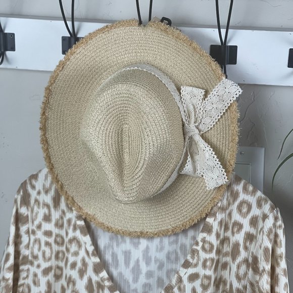 Tan Straw Hat w/Lace Hatband - Picture 1 of 1